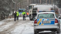 Místo nehody u Doks, kde při srážce kamionu a policejní dodávky zemřeli  dva policisté
