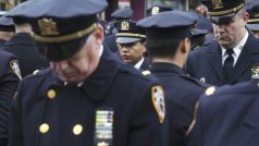 Někteří newyorští policisté se při pohřbu svého kolegy otočili k mluvícímu starostovi zády, na protest proti jeho výrokům