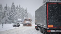 Problémy měly u přechodu v Harrachově hlavně kamiony