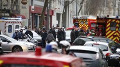 Policisté a záchranáři na místě střelby na jižním předměstí Paříže