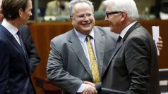 Schůzka ministrů zahraničí EU, uprostřed šéf řecké diplomacie Nikos Kotzias