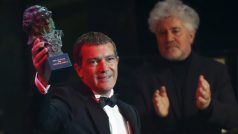 Španělský herec Antonio Banderas se soškou Goya za celoživotní dílo, v pozadí režisér Pedro Almodóvar
