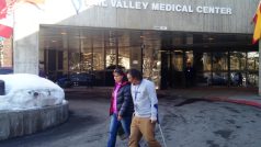 Ondřej Bank opouští kliniku v americkém Vailu po kontrole před cestou domů