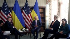 Archivní snímek z jednání (zleva) P. Porošenka, J. Bidena, J, Kerryho a V. Nulandové v Mnichově