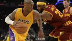 Souboj basketbalových velikánů Kobeho Bryanta (vlevo) a Lebrona Jamese v Utkání hvězd se fanoušci nedočkají. Bryant sezonu ukončil kvůli zranění ramene