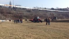 Opravy stadionu Za Lužánkami pro červnovou exhibici Petra Švancary