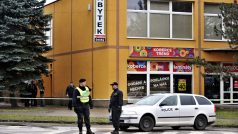 Policsté před restaurací Družba v Uherském Brodě, kde se střílelo