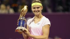 Lucie Šafářová s trofejí pro vítězku turnaje v Dauhá
