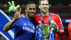 Petr Čech a Didier Drogba s pohárem pro vítěze anglického Ligového poháru