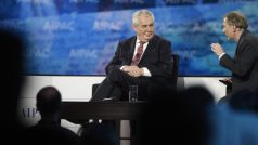 Český prezident Miloš Zeman mluví na konferenci AIPAC s Davidem Horovitzem