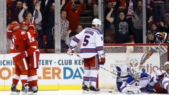 Marek Židlický (28) a Henrik Zetterberg (40) se radují z vítězného gólu Detroitu