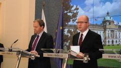 Premiér Bohuslav Sobotka a ministr financí Marce Chládek