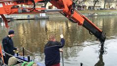 Hydraulické rameno na lodi Mýval
