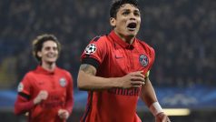 Thiago Silva se raduje z gólu, který zajistil PSG postup do čtvrtfinále Ligy mistrů