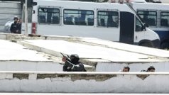 Tuniský policista před budovou parlamentu v Tunisu. Do budovy se pokusili proniknout ozbrojenci