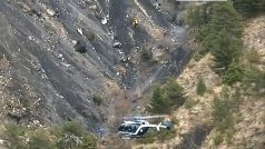 Trosky letounu Airbus A320 jsou rozesety po úbočích alpských kopců na jihu Francie (snímek z videa)