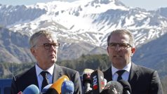 Šéfové společností Lufthansa Carsten Spohr (vpravo) a Germanwings  Thomas Winkelmann na  během tiskové konference v blízkosti památníku obětem letecké havárii v obci Le Vernet