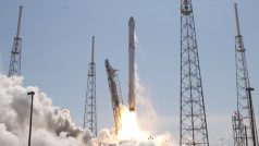 Z amerického Mysu Canaveral k Mezinárodní vesmírné stanici (ISS) odstartovala zásobovací loď Dragon soukromé společnosti SpaceX