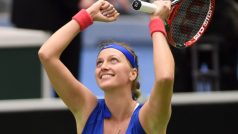 Petra Kvitová se raduje z vítězného bodu, který zařídila v duelu s Caroline Garciaovou