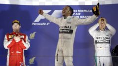 Lewis Hamilton se raduje ze třetího triumfu v sezoně