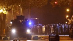 Policisté s obrněným vozem v baltimorských ulicích