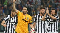 Fotbalisté Juventusu se radují z výhry v úvodním semifinále Ligy mistrů s Realem Madrid