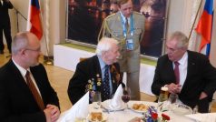 Miloš Zeman se na ambasádě v Moskvě setkal s válečnými veterány