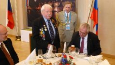 Miloš Zeman se na ambasádě v Moskvě setkal s válečnými veterány