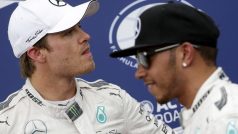 Nico Rosberg (vlevo) a Lewis Hamilton svedou v Monte Carlu další bitvu
