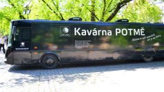 Tradiční autobus projektu Kavárna potmě