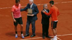 V podobných barvách nastoupili na kurt v Paříži i Thanasi Kokkinakis a světová jednička Novak Djoković (vpravo)