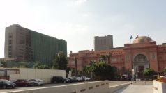 Pohled z náměstí Tahrír, přímo pod mizejícím sídlem strany se rozkládá Egyptské muzeum