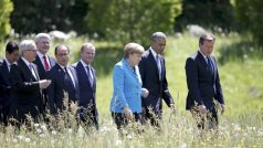 Zleva: Shinzo Abe, Jean-Claude Junker, Stephen Harper, François Hollande, Donald Tusk, Angela Merkelová, Barack Obama a David Cameron na G7