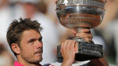 Švýcar Stan Wawrinka s trofejí pro vítěze mužské dvouhry na Roland Garros