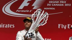 Lewis Hamilton s trofejí pro vítěze Velké ceny Kanady