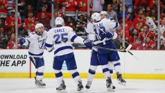 Hráč Tampy Bay Ondřej Palát se spoluhráči raduje z gólu, který dal ve finále NHL Chicagu