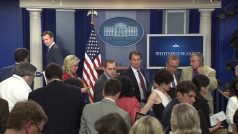 Obamův mluvčí Joshe Earnest a novináři museli opustit tiskové středisko Bílého domu