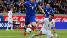 Tomáš Sivok nedosáhl na špatnou přihrávku Váchy, míč získal Sigthórsson (9) a vstřelil vítězný gól