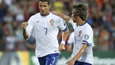 Cristiano Ronaldo se raduje se po jednom ze svých gólů do sítě Arménie. Gratulovat  mu běží Fábio Coentrao