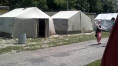 Členové organizace Migszol navštěvují uprchlické tábory v Maďarsku a zajímají se o jednotlivé azylové případy
