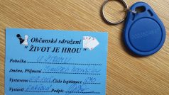 Člen sdružení Život je hrou dostane členskou kartičku a čip, který odemyká dveře od místnosti s automaty