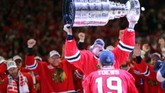 Obránce Chicaga Kimmo Timonen převzal Stanleyův pohár od kapitána Jonathana Toewse