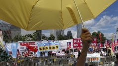 Symbolem protestujících zastánců demonstrantů v Honkongu je žlutý deštník