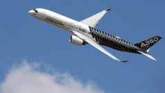 Airbus A350 předváděný na mezinárodním aerosalonu u Paříže