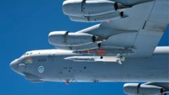 Strategický bombardér B-52 s bezpilotním letounem