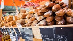 Francouzské bagety se prodávají i na farmářských trzích