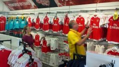 Po přestupu Mesuta Özila z Realu do Arsenalu po několika dnech došla písmenka „z“ - v britských jménech skoro nevyskytují
