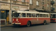 Trolejbus v pozadí s jídelnou - socialismus - 80. léta