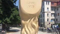 Nová socha Jana Husa v Kostnici. Šestitunová skulptura znázorňuje hořící kalich