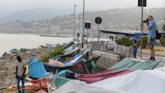 Stany na břehu moře před francouzskou hranicí, ve kterých bydlí migranti ze Súdánu a jiných afrických zemí